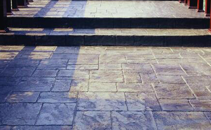 壓花地坪使用在哪些地方？壓花地坪有什么特點(diǎn)？