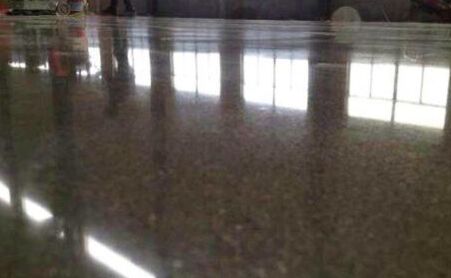 固化劑地坪和水磨石的性能特點(diǎn)各是什么？