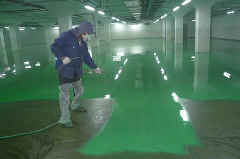 環(huán)氧地坪漆高壓無氣噴涂施工
